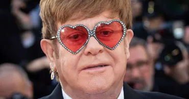 Elton John și-a transformat corpul în bijuterii pentru cei apropiați: Acesta este doar începutul