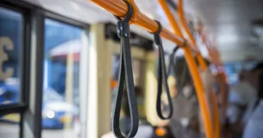 Bătaie într-un autobuz din Capitală: Un bărbat ar fi lovit o taxatoare