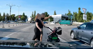 La un pas de tragedie: O mașină trece prin fața unei familii pe zebră