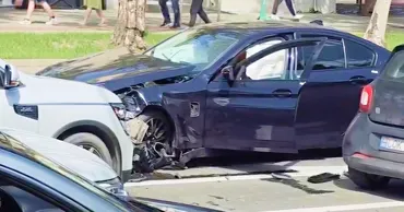 Cinci mașini s-au ciocnit în centrul Capitalei. Un șofer, transportat la spital