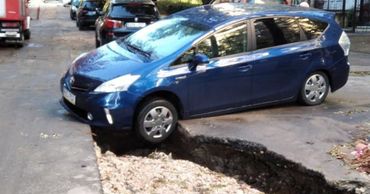 В столице из-за ливня автомобиль едва не провалился в яму.