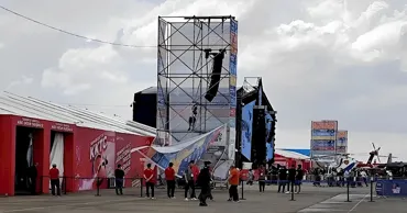 Рекламный щит упал на посетителей фестиваля авиации на Северном Кипре