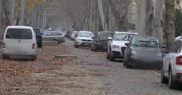 Deficitul de parcări în orașele Moldovei crește: Șoferii sunt gata să plătească pentru confort