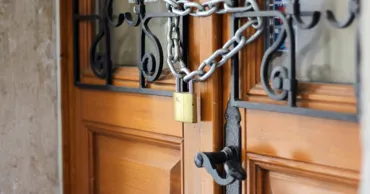 La Mânzătești s-a închis singurul magazin alimentar: Nu avem de unde cumpăra pâine