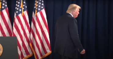Трамп испугался неудобного вопроса и покинул трибуну.