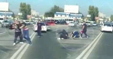 В столице водители затеяли драку посреди дороги.