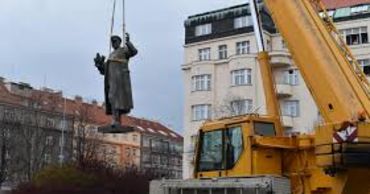 Москва пообещала ответить на снос в Праге памятника маршалу Коневу.