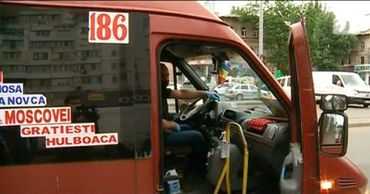 Маршрутки вышли на линии, но пассажиров в них немного.
