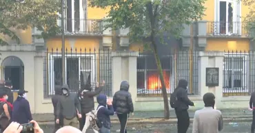 В Албании протестующие студенты подожгли здание министерства образования