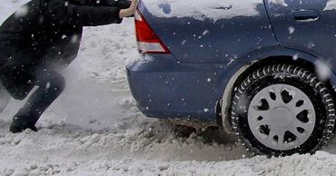 Опубликованы полезные номера для водителей, которые застряли в сугробах.
