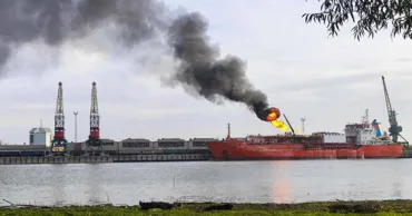 Судно с СПГ у берегов Румынии может взорваться в любой момент: эвакуируют второе село