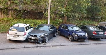 На Ботанике девушка за рулем повредила 3 припаркованные машины.