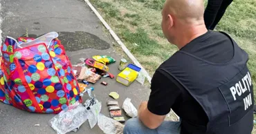 Полицейские перехватили партию наркотиков, спрятанных в консервах из Испании