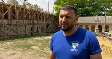 Un preot din Moldova construiește o casă pentru copiii orfani: Am făcut și testament