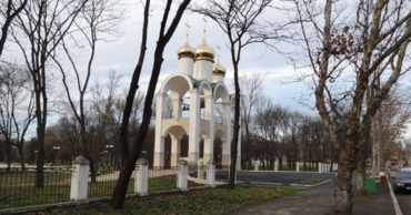 В Тирасполе мужчина учил сына стрелять из пистолета в парке.