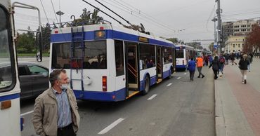В центре Кишинёва встали десятки троллейбусов. Фото: publika.md.