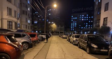 Во дворе жилого дома образовался таксопарк.