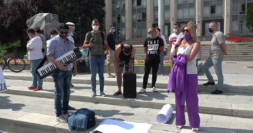 Певцы, музыканты, фотографы, владельцы кафе и ресторанов протестовали у правительства.
