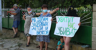 Участники акции начали скандировать «Убрать антенну!».