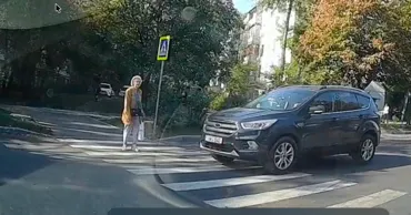 Водитель на высокой скорости проехал через переход, не уступив дорогу женщине