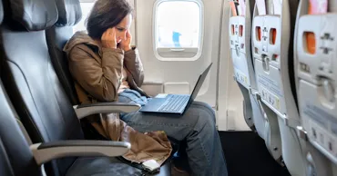 Panică la bordul unui avion: Un laptop a luat foc în timpul zborului