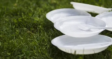Moldova se pregătește să interzică mai multe produse din plastic. Coroanele funerare, pe lista neagră
