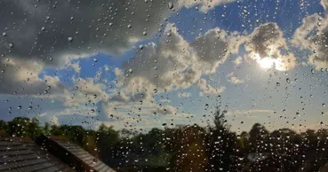 Temperaturi în scădere și ploi de scurtă durată în următoarele zile