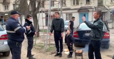 Пьяные молодые люди жарили шашлыки рядом с детской площадкой на улице Дечебал.
