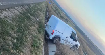 Un bărbat și doi copii, la spital după ce mașina în care se aflau a ajuns în șanț