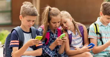 Autoritățile franceze vor interzice rețelele sociale persoanelor sub 15 ani începând cu 1 septembrie