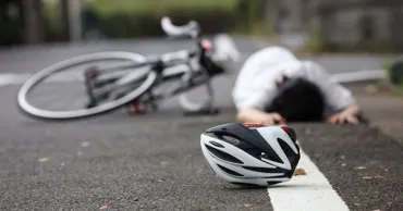 Doi bicicliști s-au ciocnit la o intersecție de la Țînțăreni: Ambii au fost spitalizați