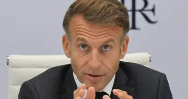 Глава МВД Франции подал в отставку на фоне массовых протестов: Макрон ее не принял
