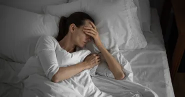 Studiu: Doar 90 de minute de somn pierdute pot duce la creșterea în greutate