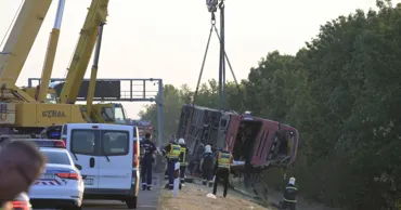 Carnagiu în Ungaria: Un autocar s-a răsturnat pe autostradă. Sunt morți și răniți
