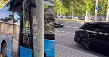 В Кишиневе автомобиль Audi столкнулся с автобусом, который отбросило в столб