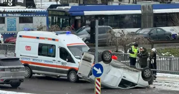В Кишиневе на мосту у Телецентра перевернулся грузовой фургон