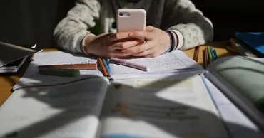Guvernul Danemarcei propune interzicerea telefoanelor mobile în școli