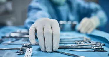 Un neurochirurg din Austria a permis fiicei sale de 12 ani să foreze craniul unui pacient