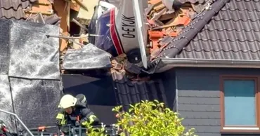 Accident în Germania: Un avion de mici dimensiuni s-a înfipt în acoperișul unei case
