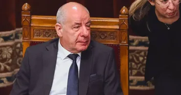 Президент Венгрии подписал поправку о собственном смещении