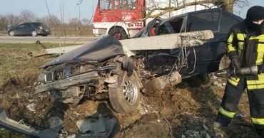 В Бричанском районе произошла авария: водитель врезался в столб.