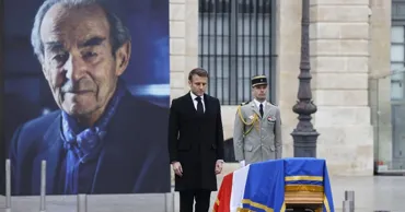 Макрон открыл кенотаф в память о Робере Бадинтере, семья которого родом из Теленешт