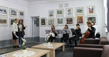 В столичном лицее разгорелся скандал, учителей обвиняют в насилии и вымогательстве.