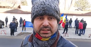 У здания КС прошел протест за досрочные выборы.