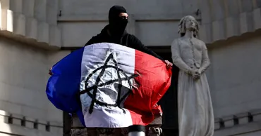 Во Франции началась новая волна протестов: полиция применила слезоточивый газ