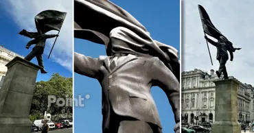 В центре Лондона появилась статуя с подписью Бэнкси