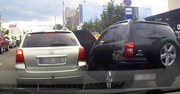 В Кишиневе засняли ДТП, в котором виноваты оба водителя.