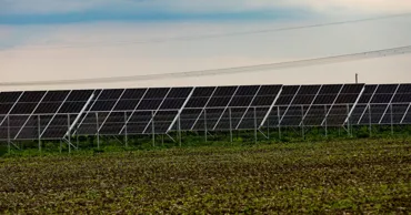 Mai puține acte pentru panourile fotovoltaice: Parlamentul a simplificat procedurile