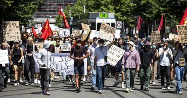В Берлине манифестанты собрались у здания посольства Соединенных Штатов.