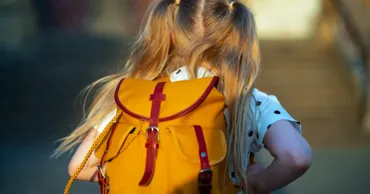 Ghiozdanul prea greu poate afecta copiii: Semne de alarmă pentru părinți